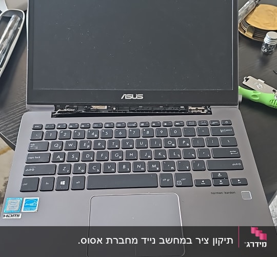 מחשב נייד ASUS עם מסך כבוי על שולחן